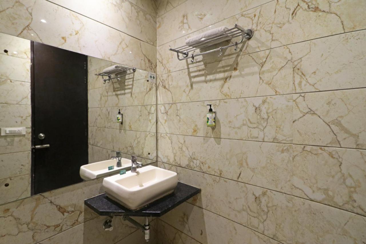 Hotel Paragon Suites New Delhi Eksteriør billede